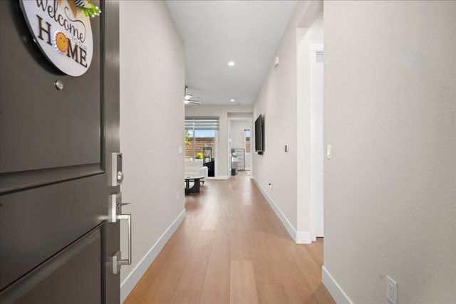4211 Meadow Crest Dr, Folsom, CA 95630