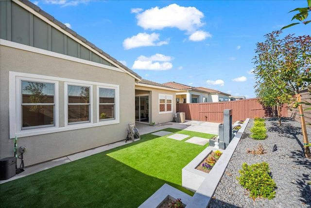 4211 Meadow Crest Dr, Folsom, CA 95630