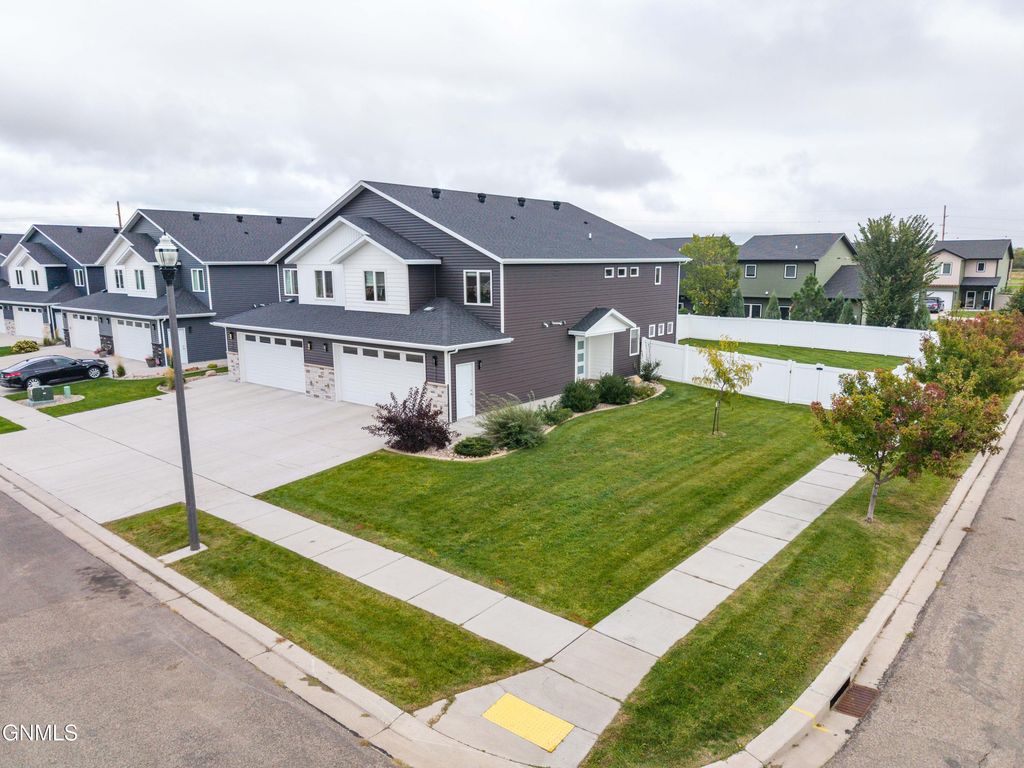 3825 Stacy Drive, Bismarck, ND 58504 photo 2