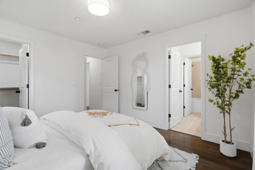 Image 18 of property listing at 210 Morgan Lane, Menlo Park, CA 94025