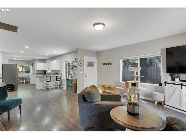 230 W HOLLEY Rd, Sweet Home, OR 97386