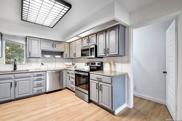 568 W QUILL DR, San Antonio, TX 78228