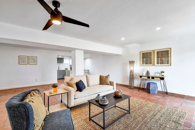 568 W QUILL DR, San Antonio, TX 78228