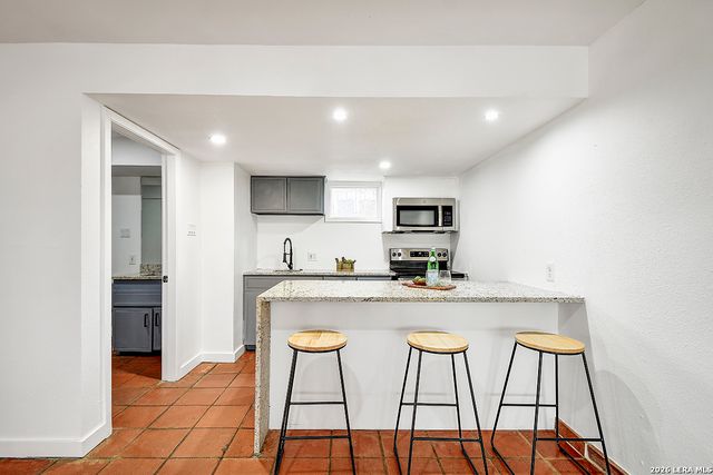 568 W QUILL DR, San Antonio, TX 78228