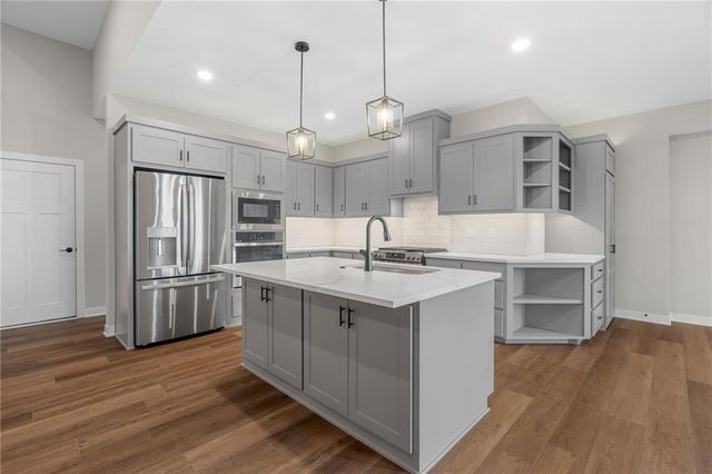 13548 Terrace Park Drive, Parkville, MO 64152