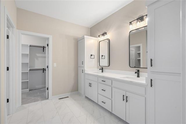 13548 Terrace Park Drive, Parkville, MO 64152