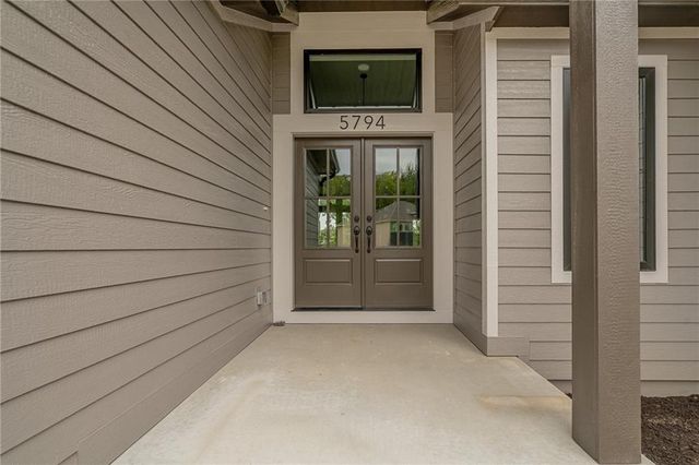 13548 Terrace Park Drive, Parkville, MO 64152