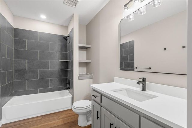 13548 Terrace Park Drive, Parkville, MO 64152
