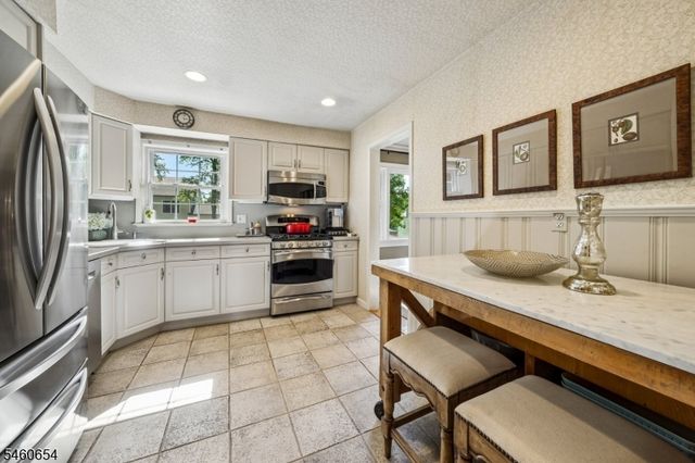 10 Hampton Ter, Livingston Twp., NJ 07039