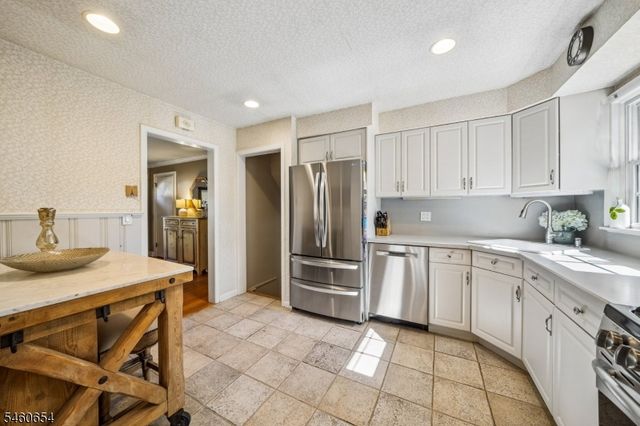10 Hampton Ter, Livingston Twp., NJ 07039