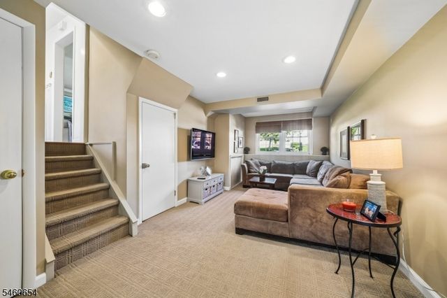 10 Hampton Ter, Livingston Twp., NJ 07039