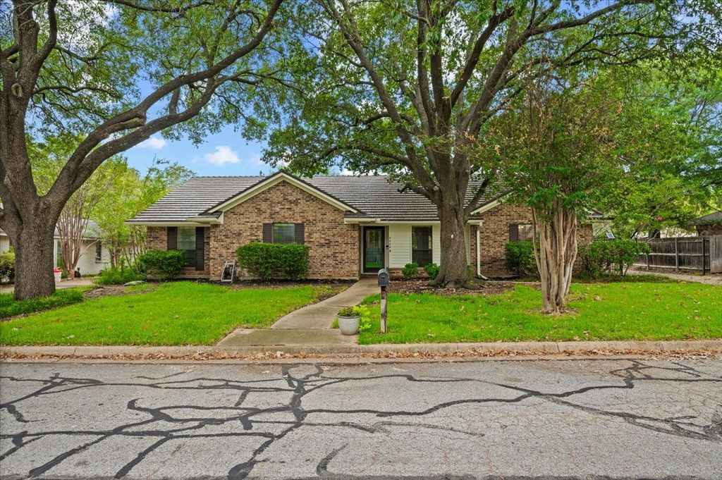 4604 Clay Court Lane, Arlington, TX 76017 — photo 2