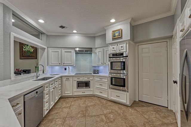 609 Edgewood Drive, Montgomery, TX 77356
