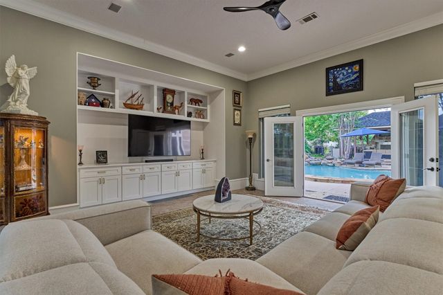 609 Edgewood Drive, Montgomery, TX 77356
