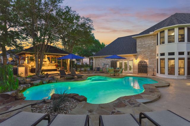609 Edgewood Drive, Montgomery, TX 77356