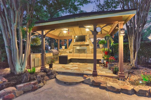 609 Edgewood Drive, Montgomery, TX 77356