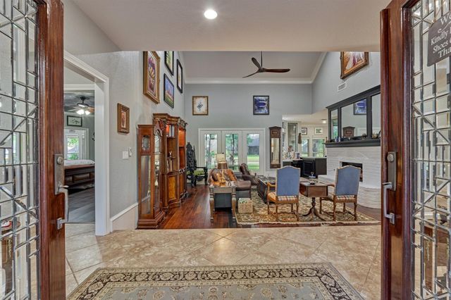 609 Edgewood Drive, Montgomery, TX 77356
