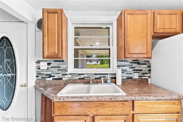 1049 E Hill Road, Grand Blanc, MI 48439