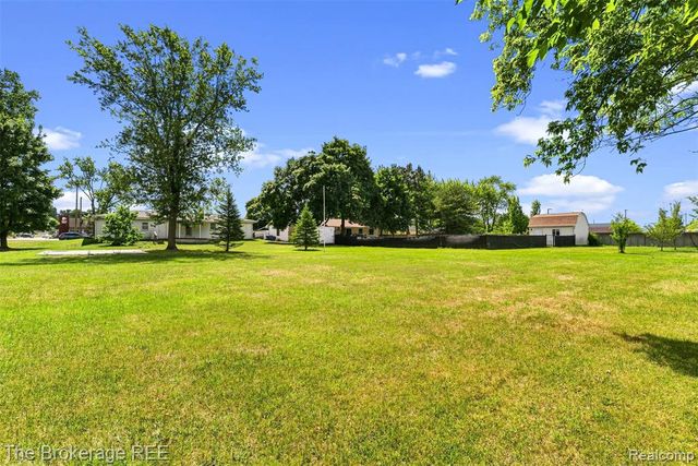 1049 E Hill Road, Grand Blanc, MI 48439