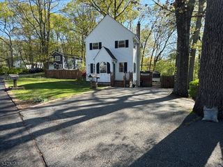 95 Unger Ave, Hopatcong Boro, NJ 07874