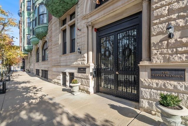 10 Charlesgate East 502, Boston, MA 02215