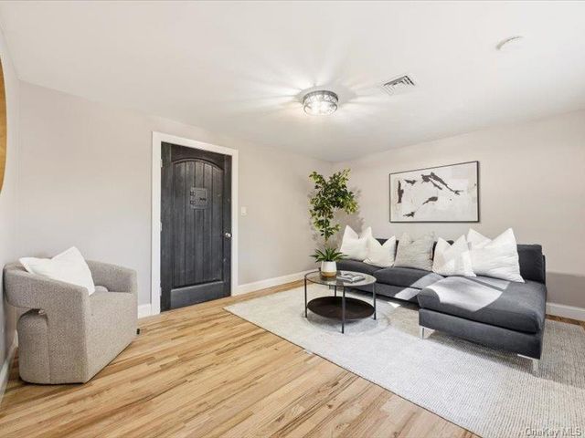 6 Winnetou Road, White Plains, NY 10603