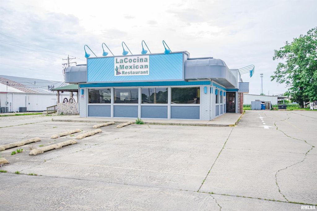 Image 1 of property listing at 1407 W MAIN Street, Salem, IL 62881