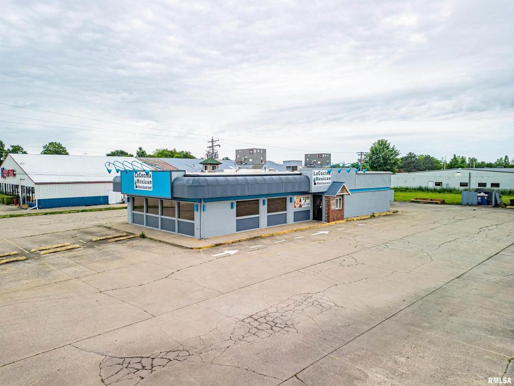 Image 2 of property listing at 1407 W MAIN Street, Salem, IL 62881