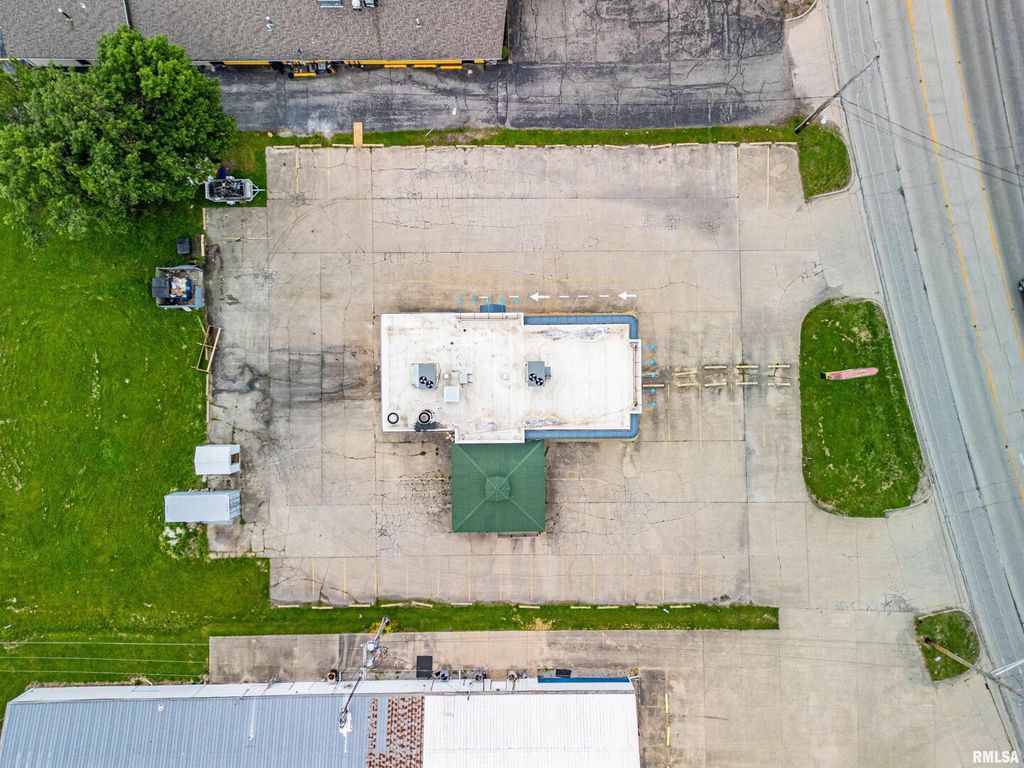 Image 11 of property listing at 1407 W MAIN Street, Salem, IL 62881