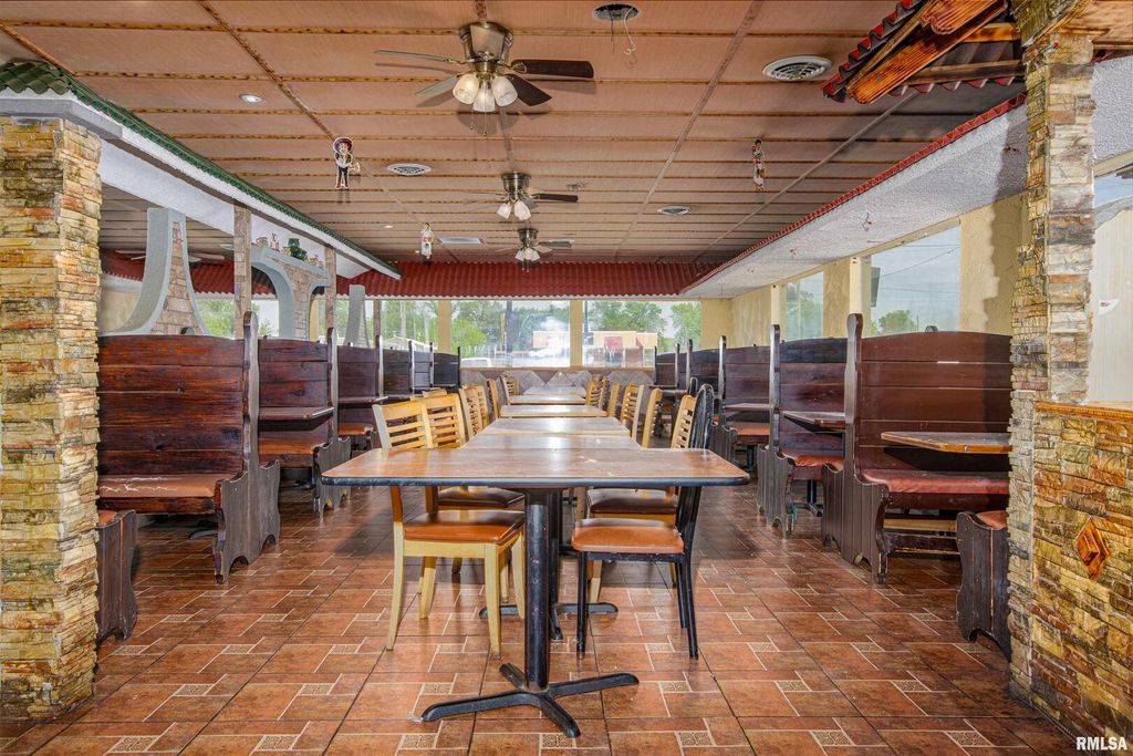 Image 12 of property listing at 1407 W MAIN Street, Salem, IL 62881