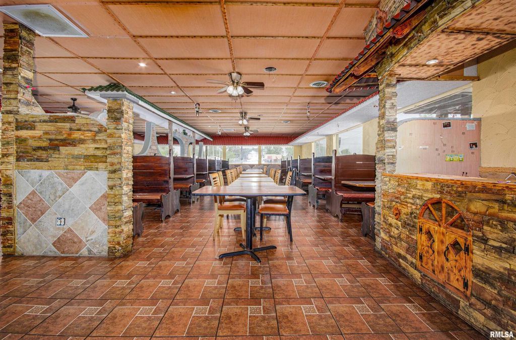 Image 13 of property listing at 1407 W MAIN Street, Salem, IL 62881