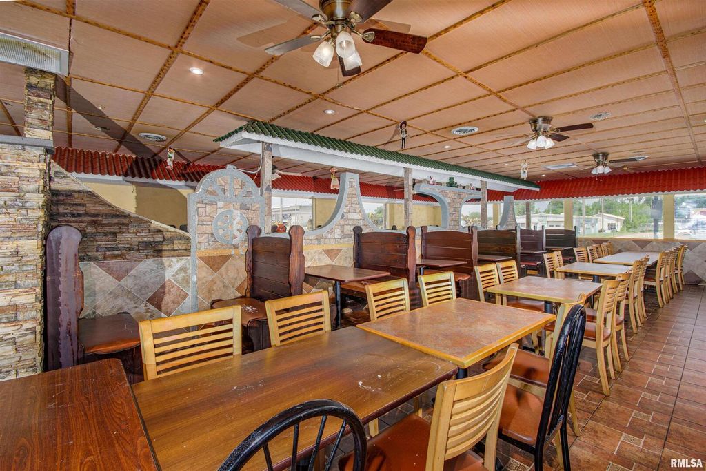 Image 14 of property listing at 1407 W MAIN Street, Salem, IL 62881