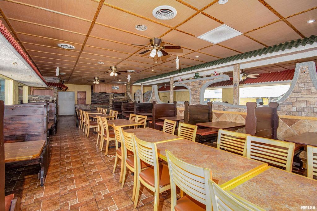 Image 15 of property listing at 1407 W MAIN Street, Salem, IL 62881