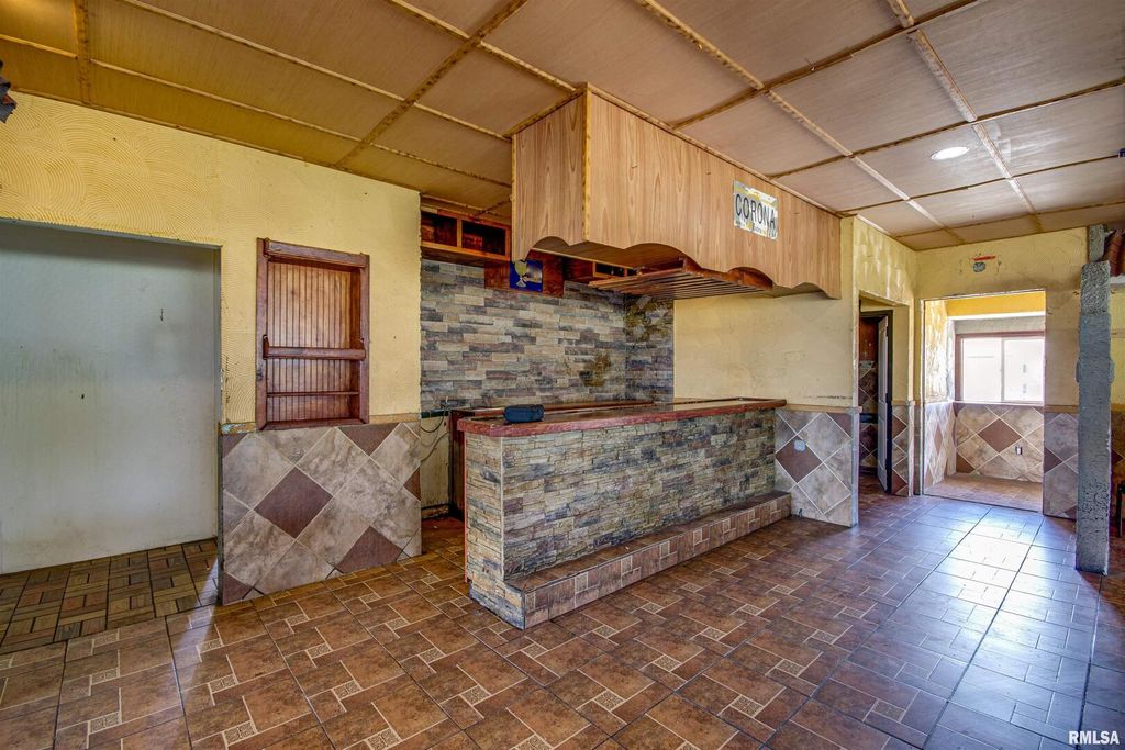 Image 16 of property listing at 1407 W MAIN Street, Salem, IL 62881