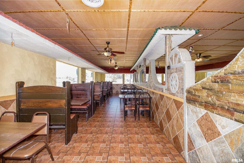 Image 17 of property listing at 1407 W MAIN Street, Salem, IL 62881