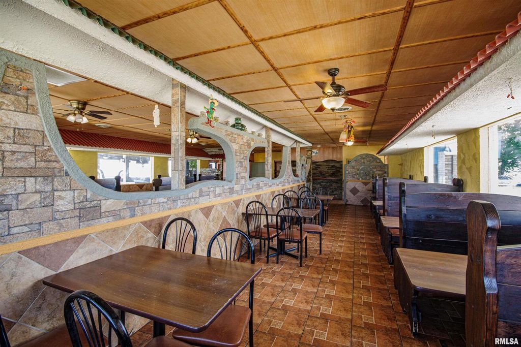 Image 18 of property listing at 1407 W MAIN Street, Salem, IL 62881