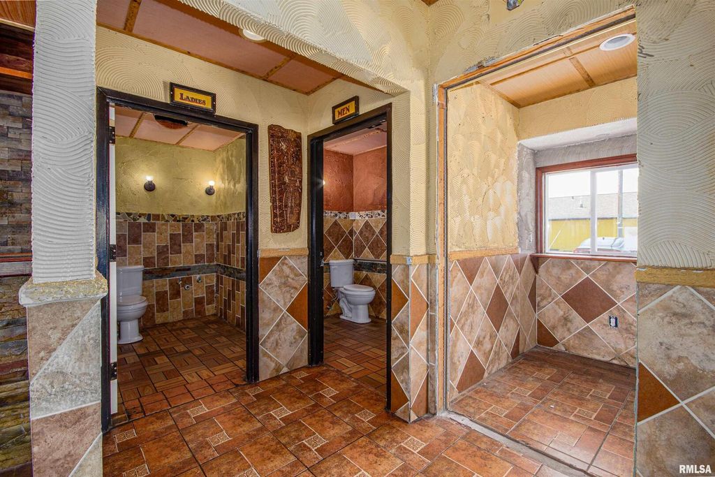 Image 19 of property listing at 1407 W MAIN Street, Salem, IL 62881