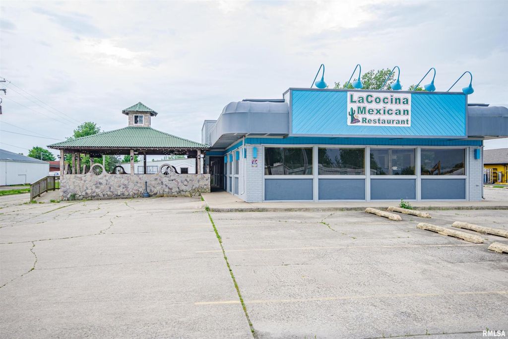 Image 3 of property listing at 1407 W MAIN Street, Salem, IL 62881