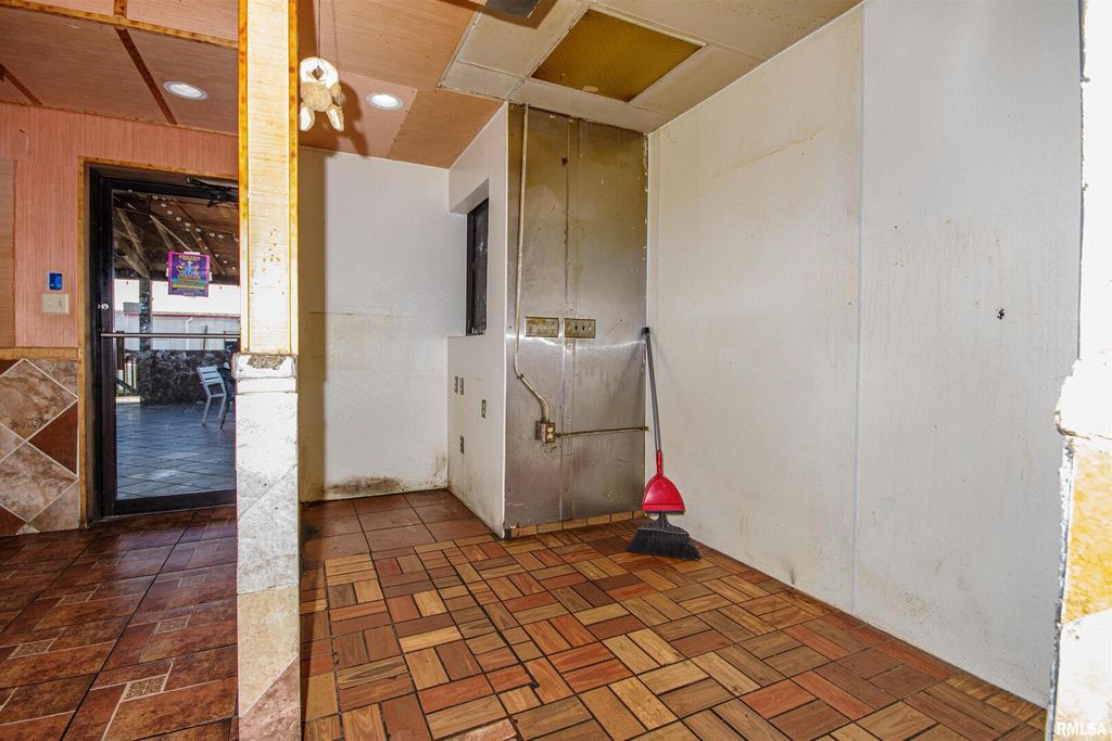 Image 21 of property listing at 1407 W MAIN Street, Salem, IL 62881