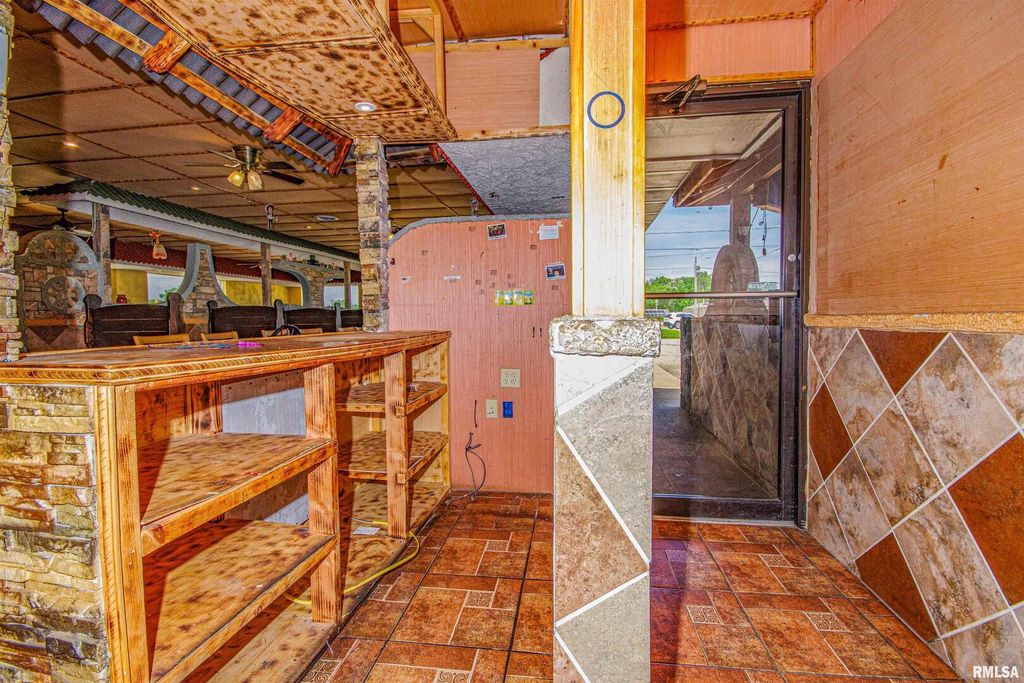 Image 22 of property listing at 1407 W MAIN Street, Salem, IL 62881