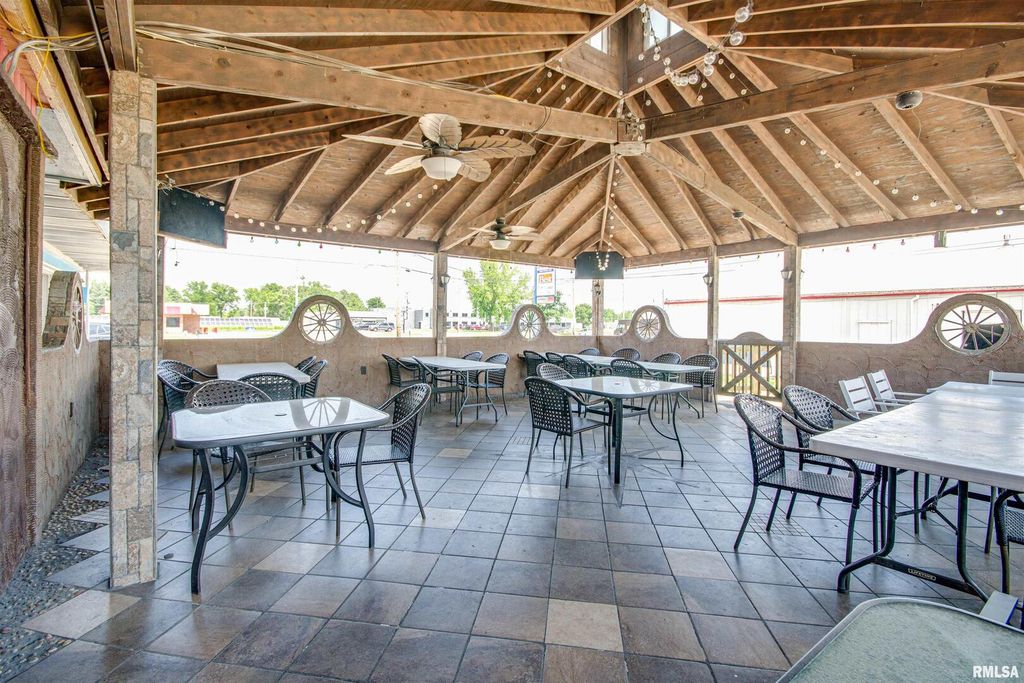 Image 23 of property listing at 1407 W MAIN Street, Salem, IL 62881