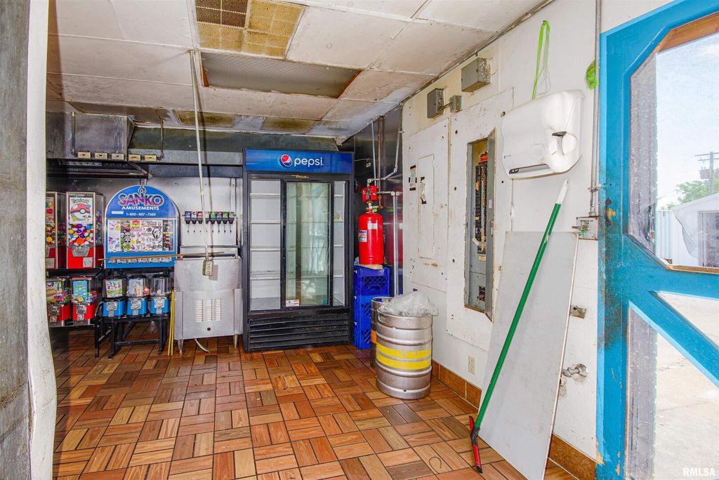 Image 25 of property listing at 1407 W MAIN Street, Salem, IL 62881