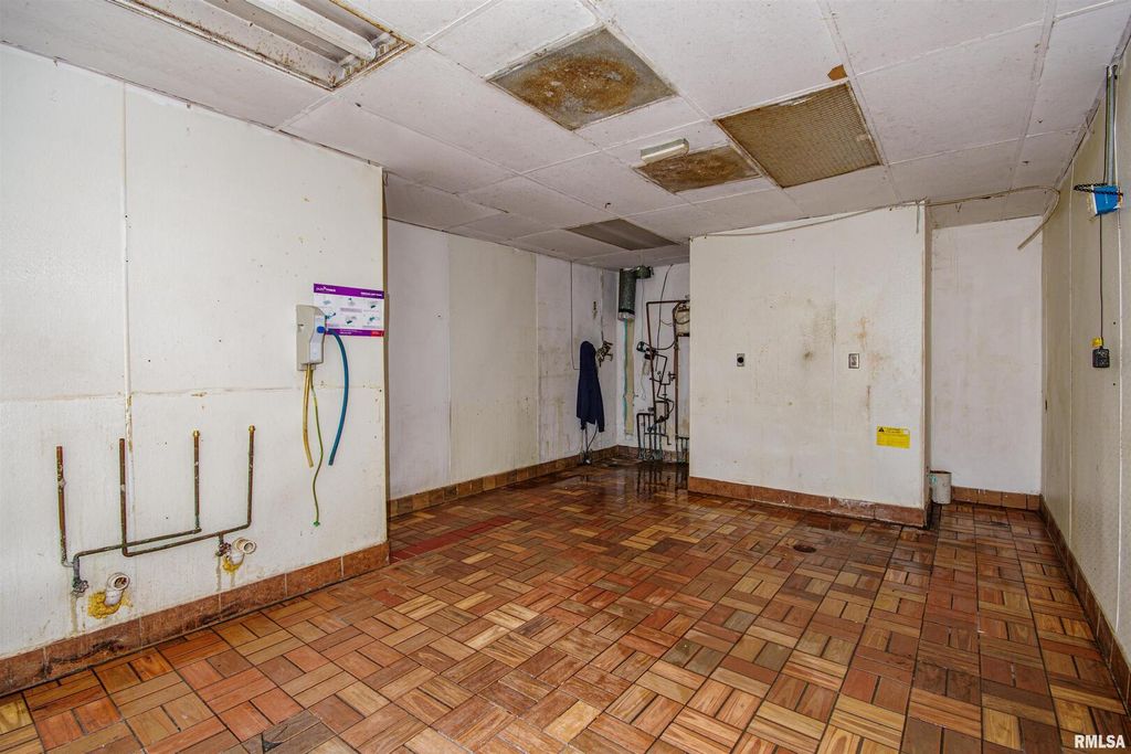 Image 26 of property listing at 1407 W MAIN Street, Salem, IL 62881