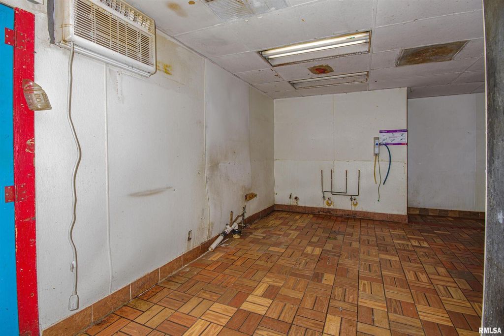 Image 27 of property listing at 1407 W MAIN Street, Salem, IL 62881