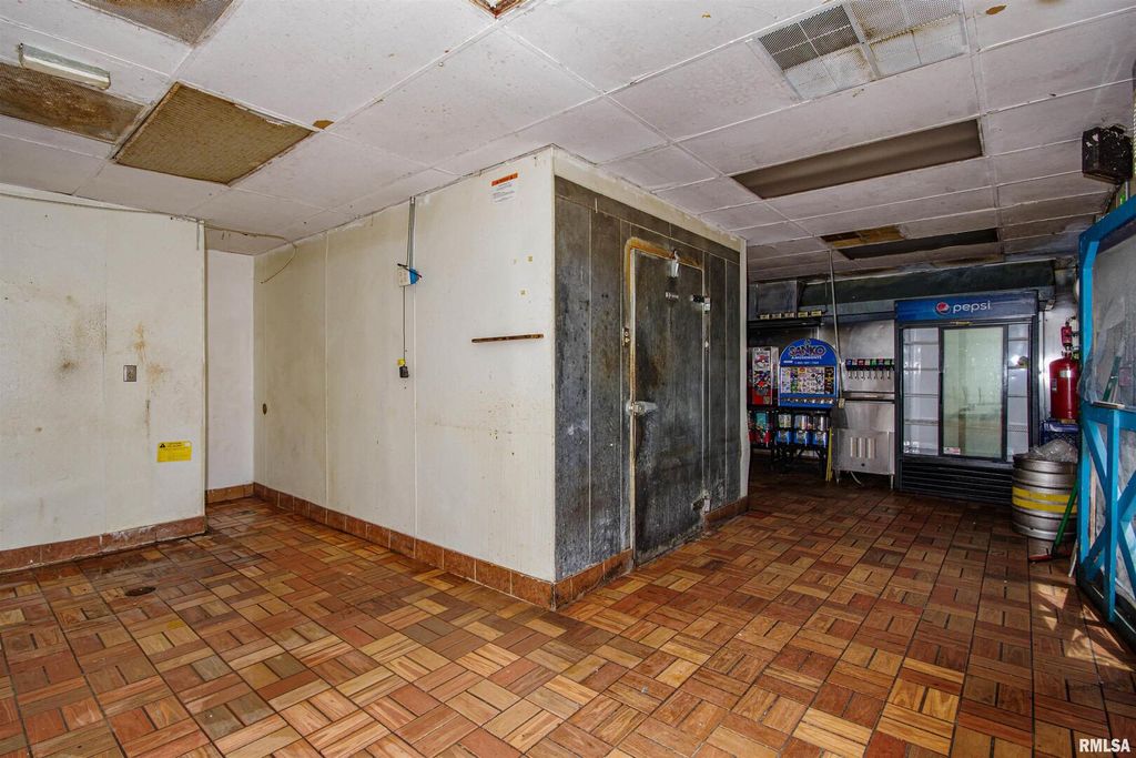 Image 29 of property listing at 1407 W MAIN Street, Salem, IL 62881