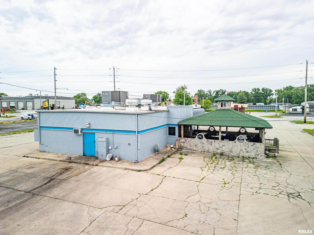 Image 30 of property listing at 1407 W MAIN Street, Salem, IL 62881