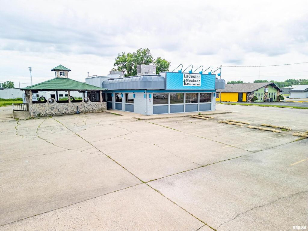 Image 4 of property listing at 1407 W MAIN Street, Salem, IL 62881