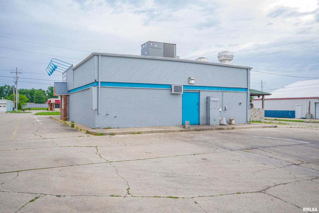 Image 31 of property listing at 1407 W MAIN Street, Salem, IL 62881