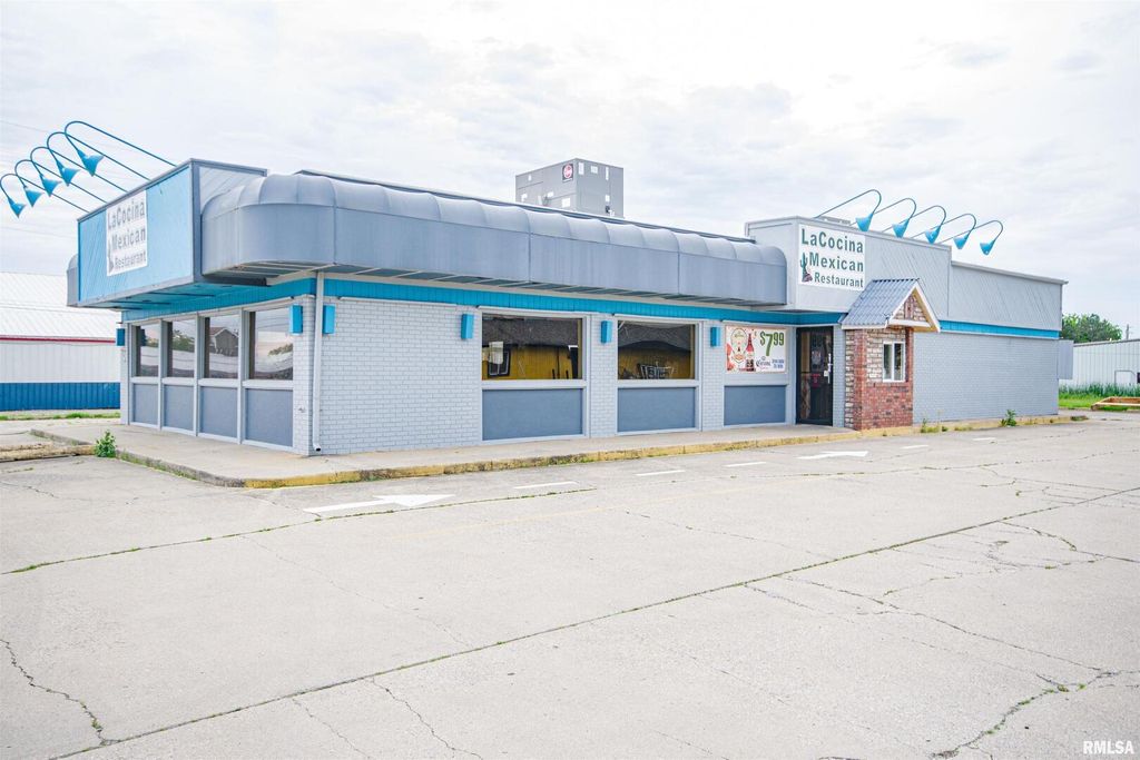 Image 5 of property listing at 1407 W MAIN Street, Salem, IL 62881