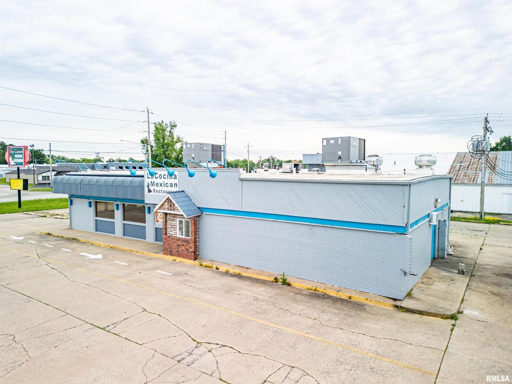 Image 6 of property listing at 1407 W MAIN Street, Salem, IL 62881